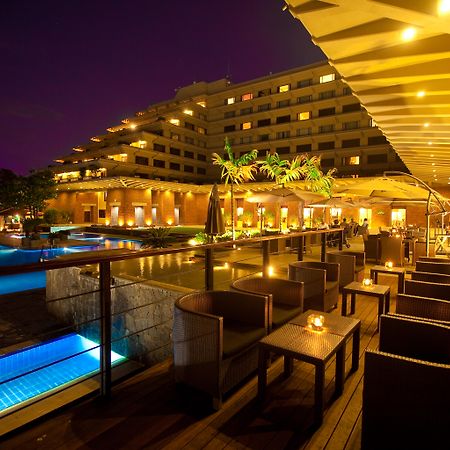 Cinnamon Lakeside Colombo Exterior foto The pool at the Taj Bengal