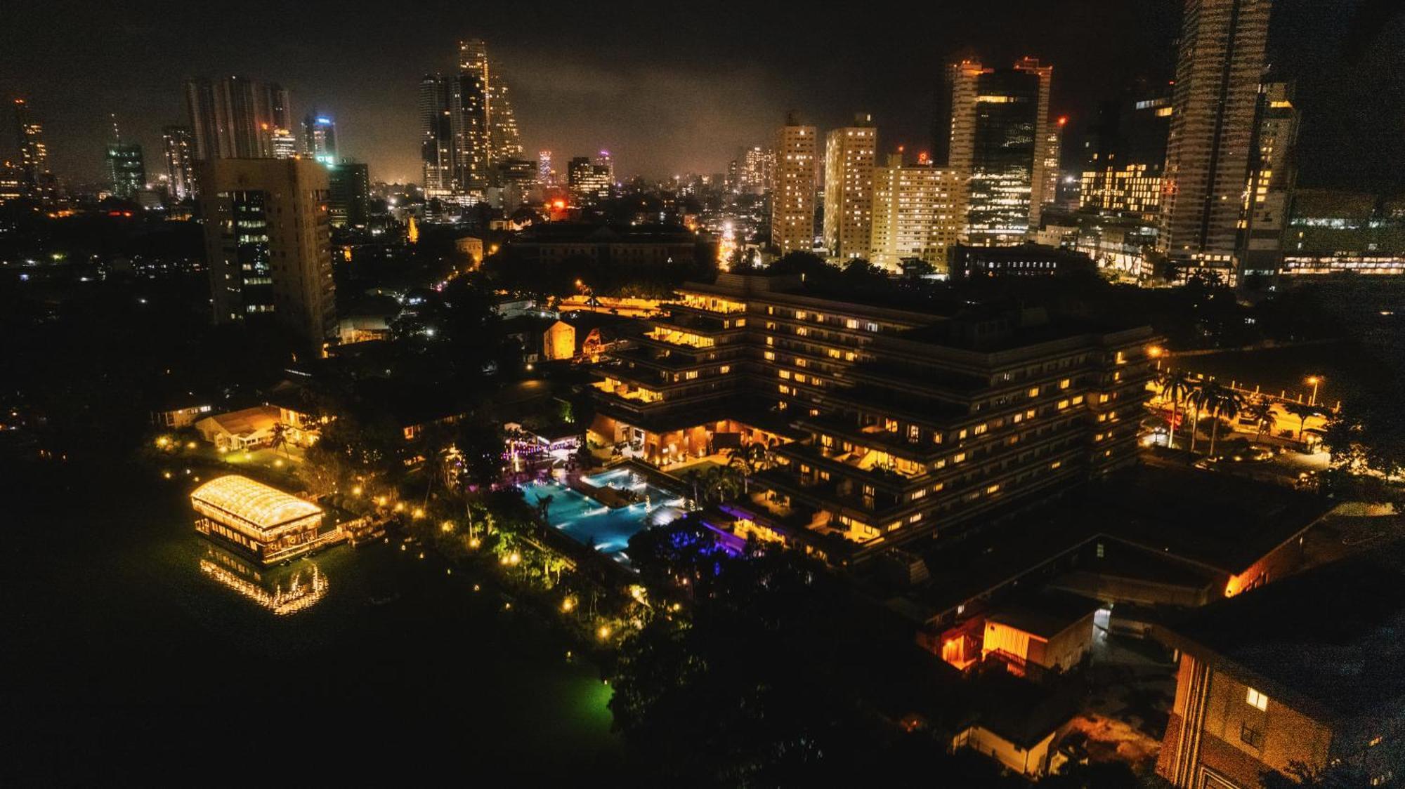 Cinnamon Lakeside Colombo Exterior foto The view of the resort at night