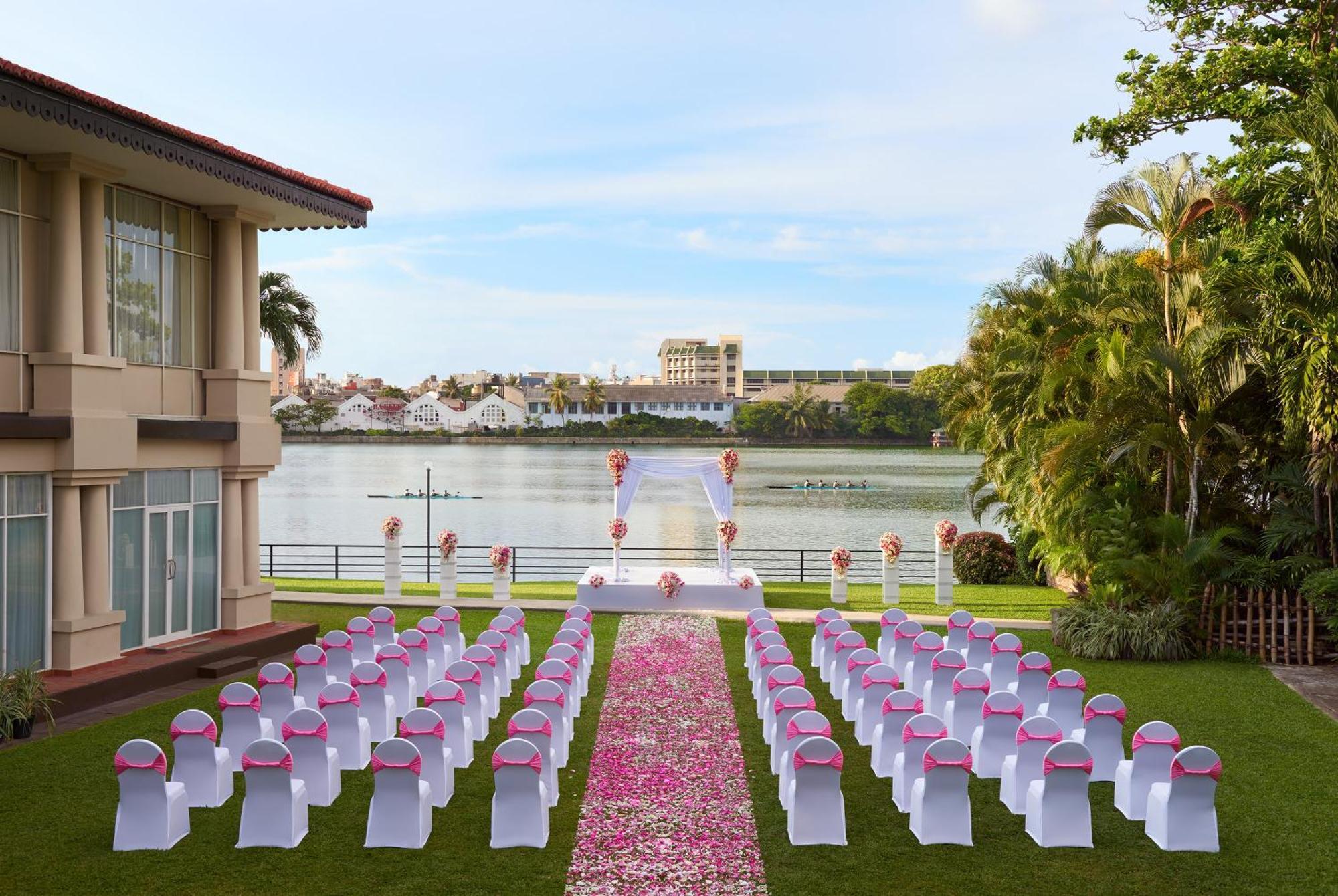 Cinnamon Lakeside Colombo Exterior foto The Riverfront Lawn