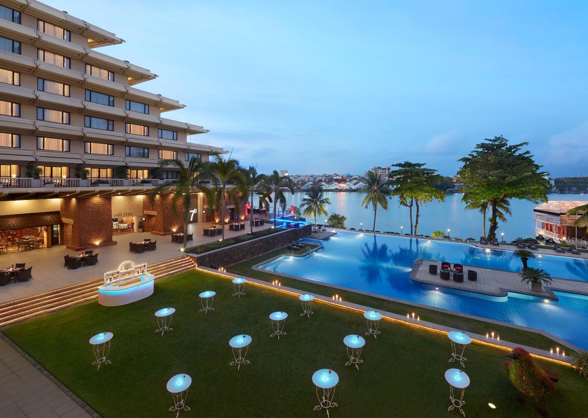 Cinnamon Lakeside Colombo Exterior foto The pool at the Westin