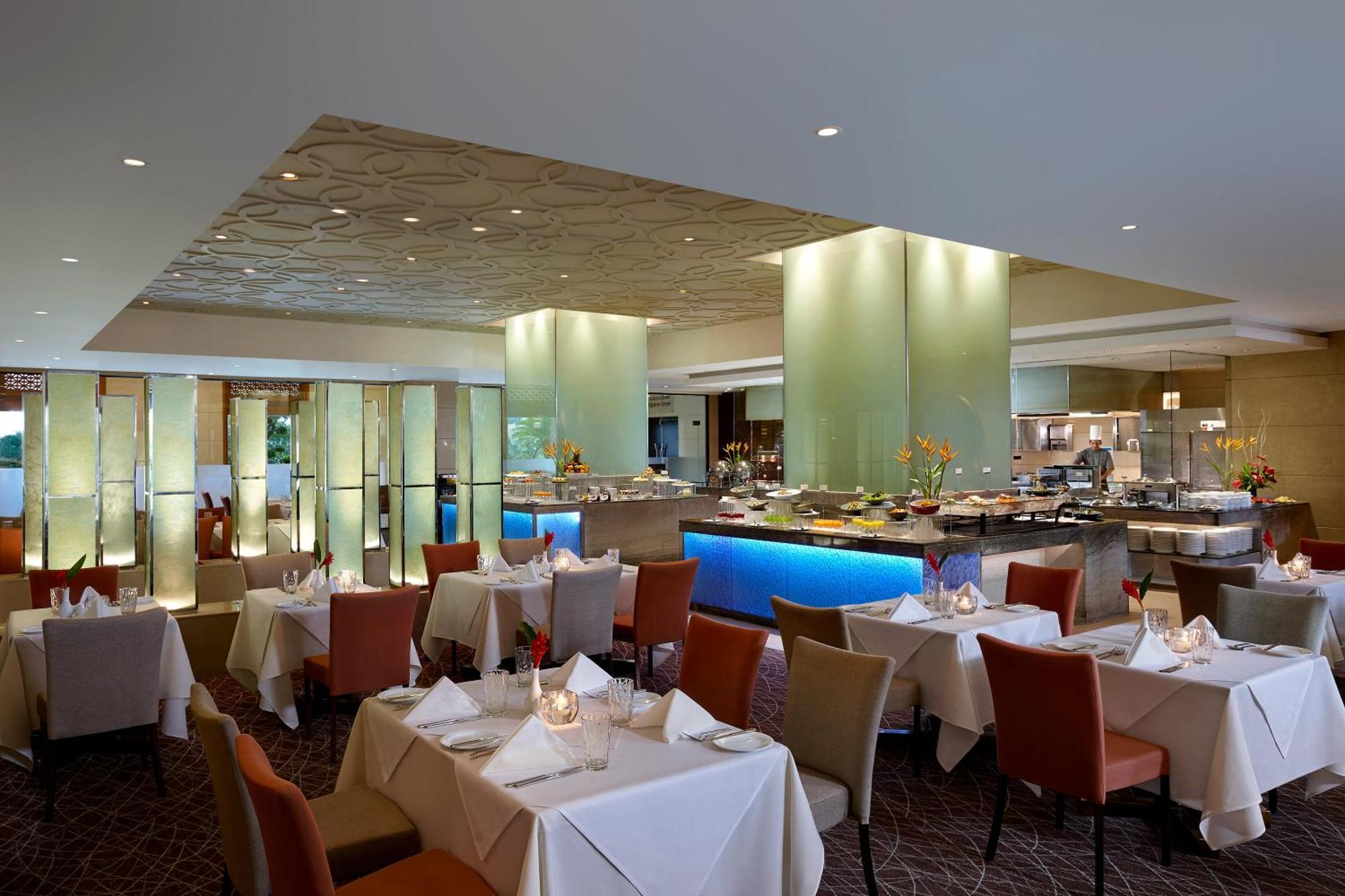 Cinnamon Lakeside Colombo Exterior foto The restaurant